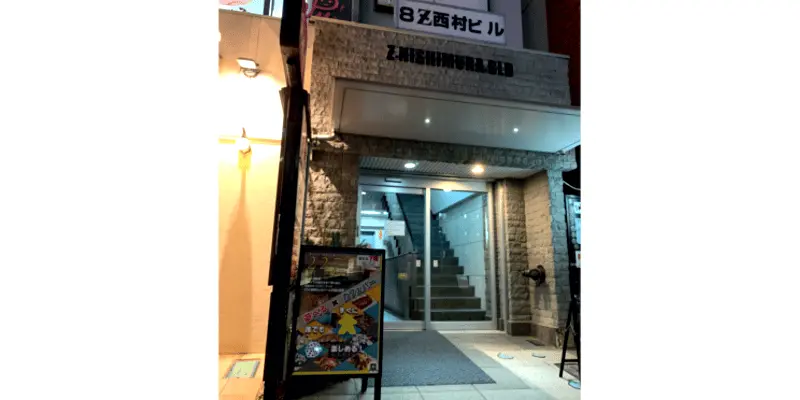 夜の外観